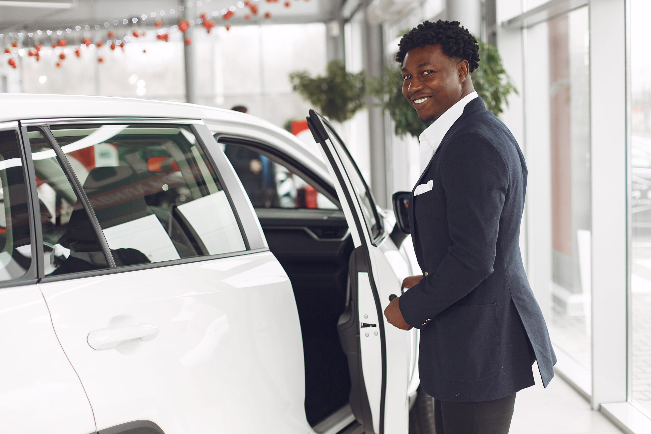 homme beau elegant dans salon voiture scaled